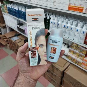 ضد آفتاب ایزدین فیوژن واتر  مجیک بدون رنگ SPF50 اورجینال
